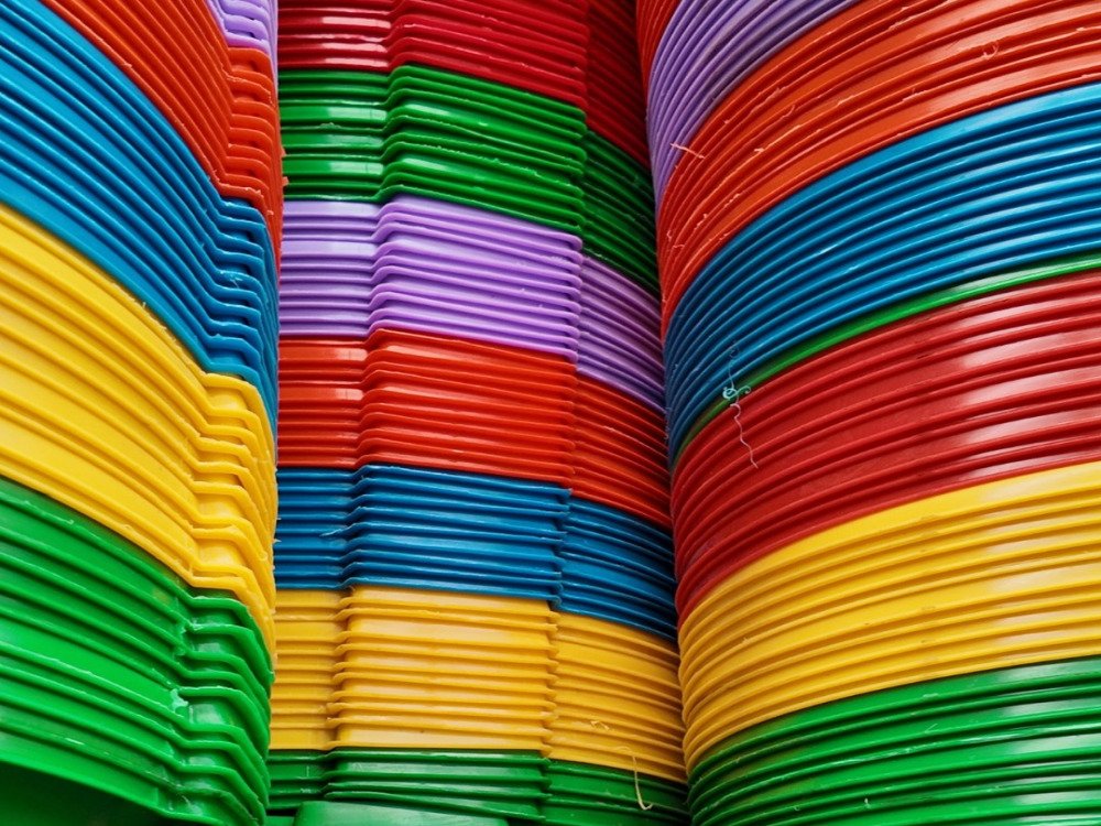 Estibas reales de cubetas y productos plásticos de alta resistencia Plásticos Quetzal