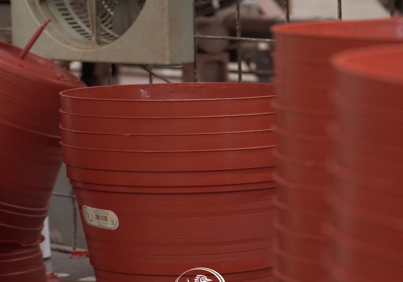 Producción y estiba de macetas con resina reciclada PCR Quetzal